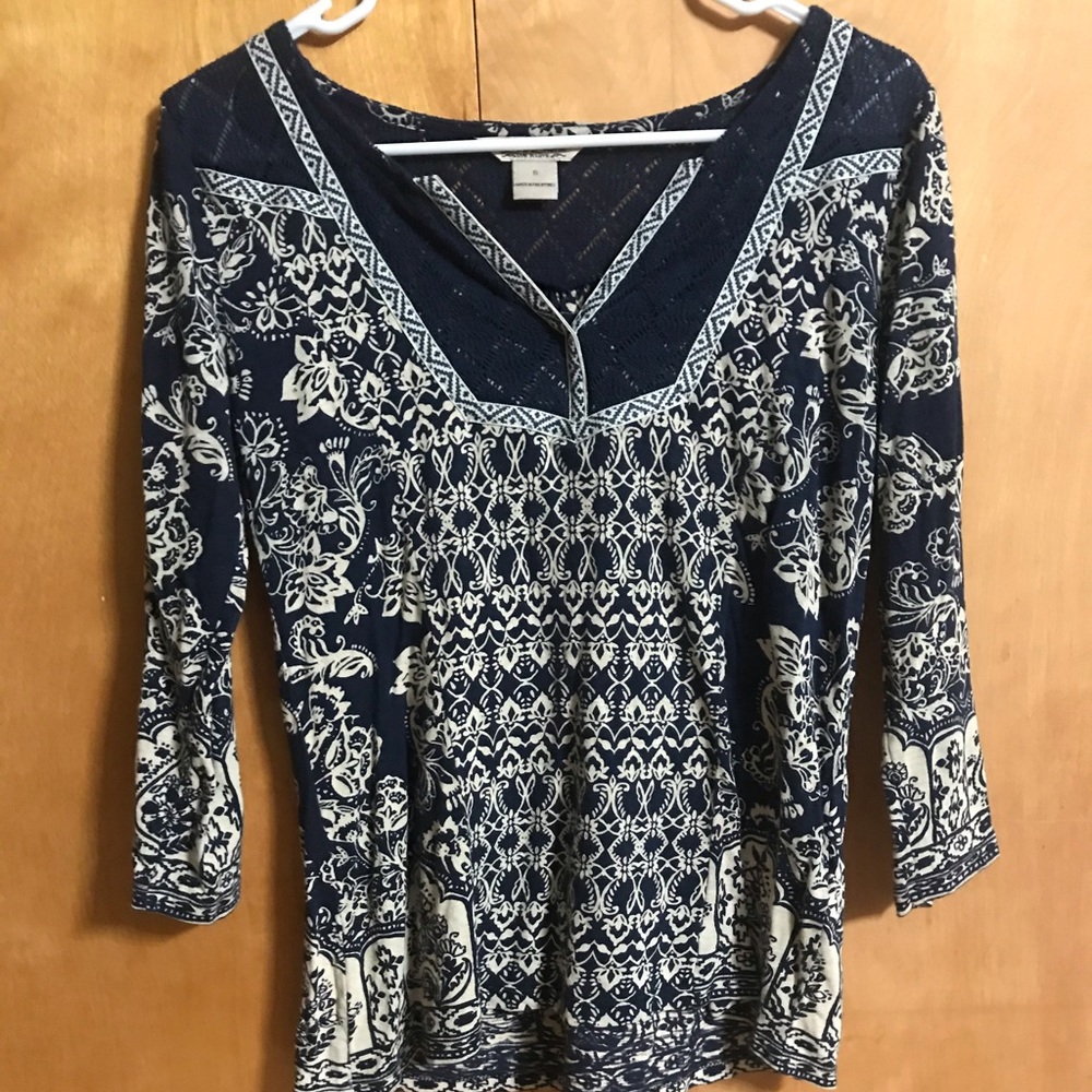 Navy blue and white tee